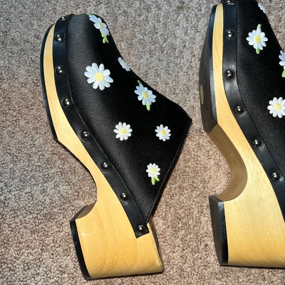 Sleeper Matilda Daisies Embroidered Clogs in Black Size 7 - Picture 9 of 12